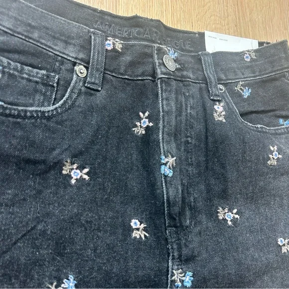 American Eagle Outfitters Black Floral Jean Shorts - Picture 2 of 5